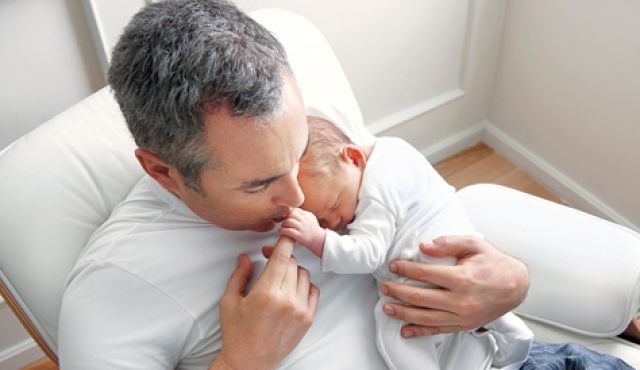 お父さんの腕に包まれ