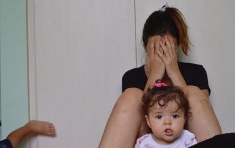 泣いている母と娘