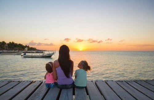 夕陽を見る娘と母