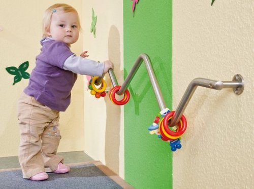 手すりを持つ子ども
