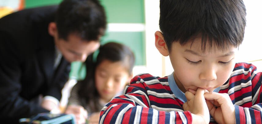 学校で学ぶ日本の子供