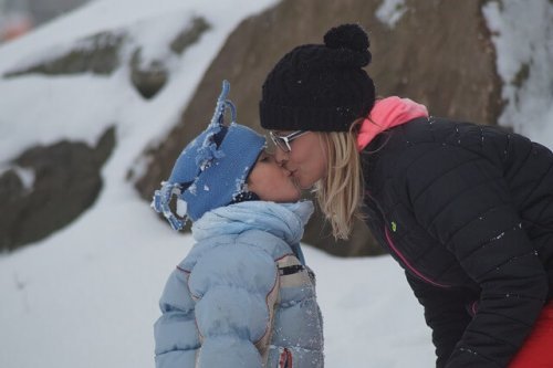 キスをする母と娘