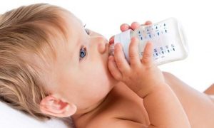 6カ月未満の赤ちゃんが水を飲んではいけない理由