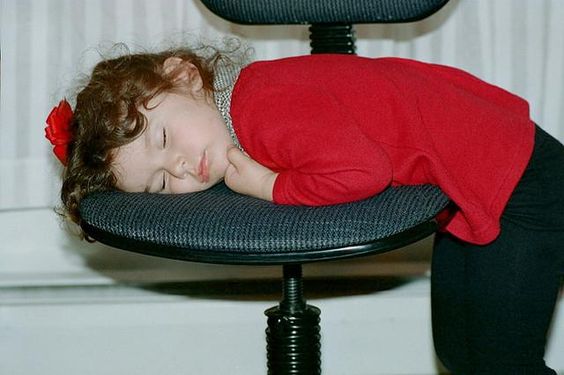 子供を遅くに寝かしつけることの影響