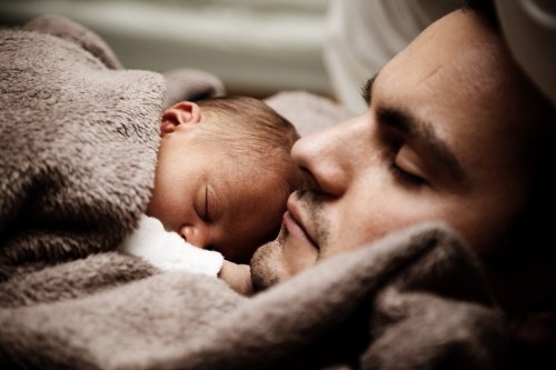父と寝る赤ちゃん