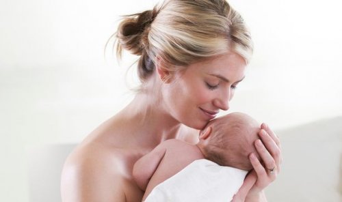 母親の愛情-mama-oliendo-bebe-500x296