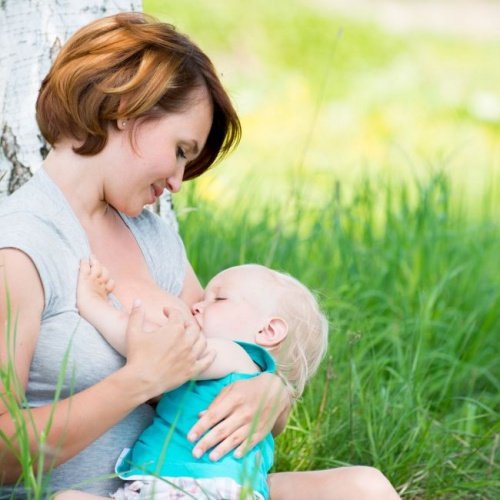 赤ちゃんに授乳しているお母さん　母乳育児