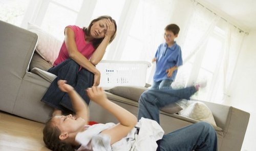 2人の男の子と疲れたフルタイムのお母さん