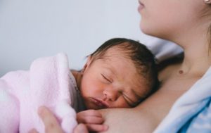 親戚一同へ: 母親より先に赤ちゃんを抱かないでください