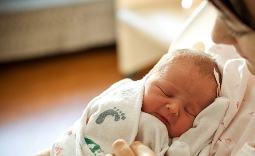 母親が抱く前に新生児を抱いてはいけない