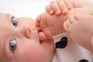裸足の赤ちゃんはハッピーで賢い?