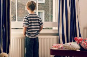 カギっこ:子どもをひとりぼっちで家に残すことの問題
