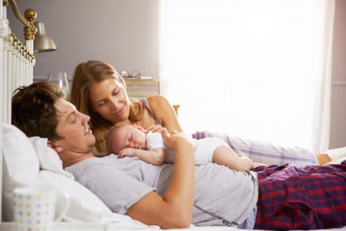 子供は両親と寝るべきか？