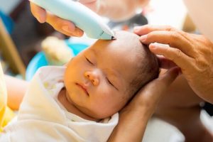 赤ちゃんの初めての散髪:知っておくべきこと