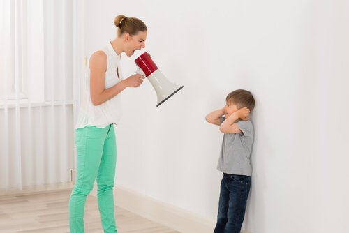 子どもに怒鳴ることの影響