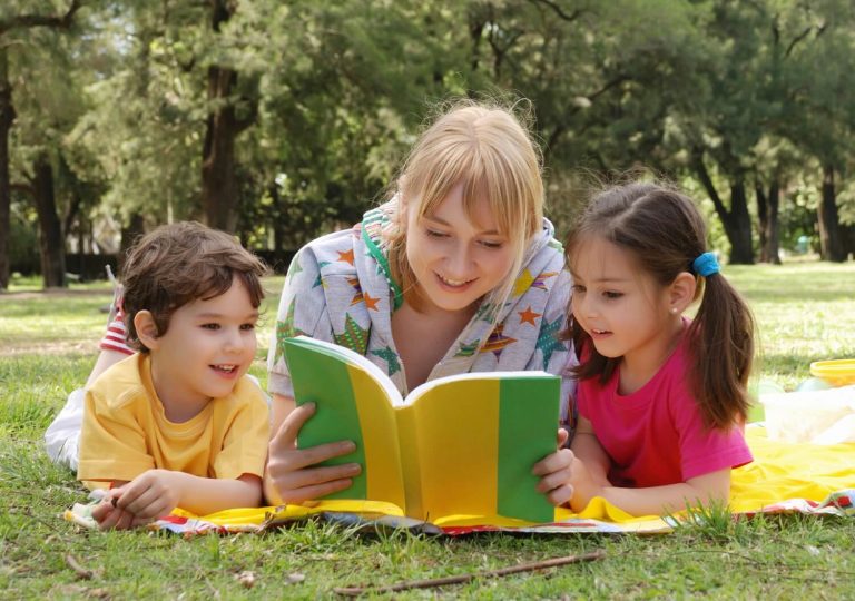 子どもと読書する母親