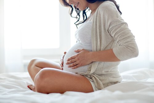 お腹をさする妊婦