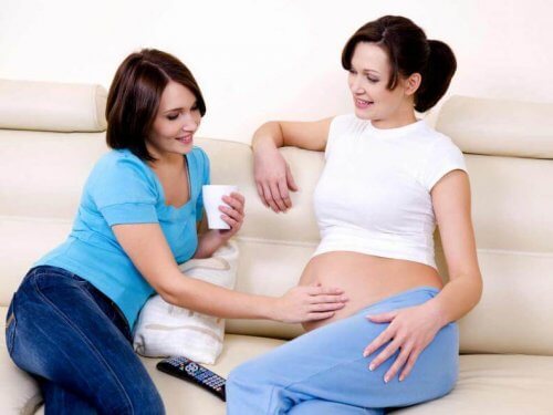 妊婦のお腹を触る女性