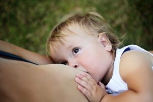 夜間の離乳:始め方と始める時期