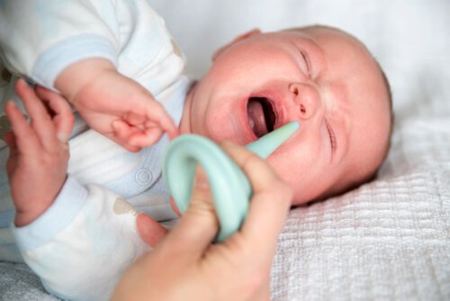 お子さんの鼻から簡単に鼻水を取り除く方法
