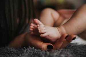 男の子を産むのは女の子を産むよりも痛い