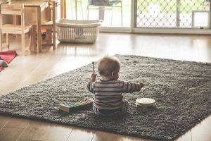 赤ちゃんがなんでもかんでも床に放り投げる理由