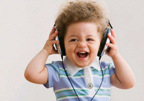 音楽を聴く男の子