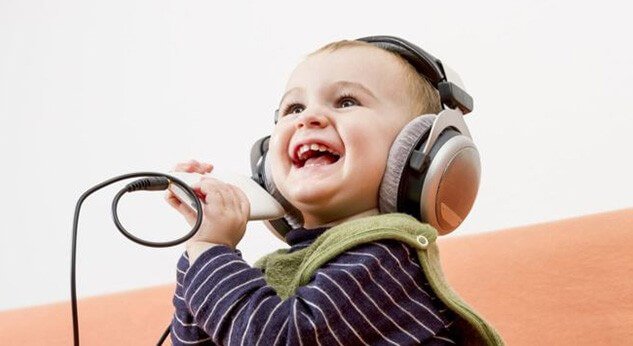音楽を聞く子ども