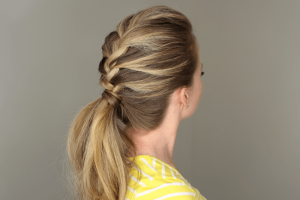 時間のないママのための8つのシンプルヘアスタイル