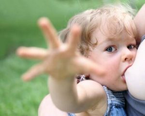 授乳の延長:お母さんにはよくないこと?
