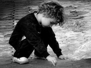 自閉症の可能性がある子どもの行動とは？