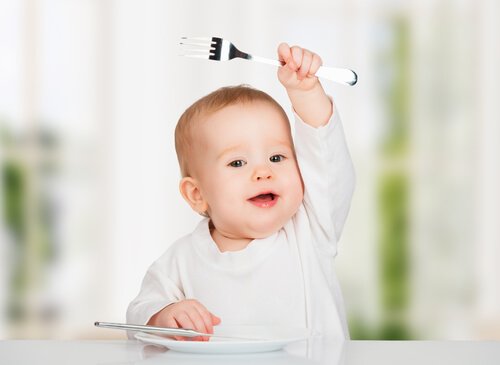 自分で食事ができるようになるには