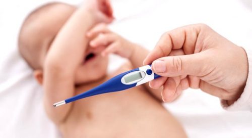 赤ちゃんの体温を測る