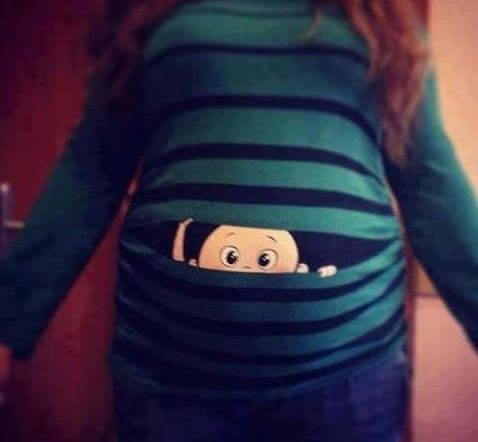 おなかから顔を出す赤ちゃん