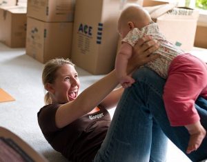 赤ちゃんと遊ぶことで刺激を与える