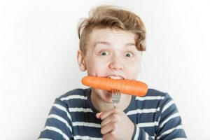 ニンジンを食べる少年