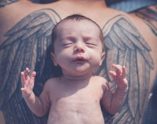 パパの背中で眠る新生児
