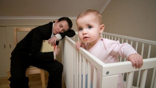 疲れて眠ってしまった母親