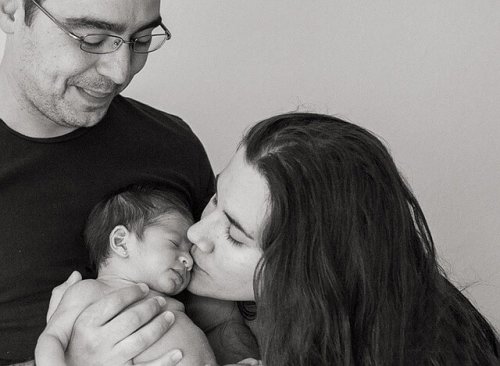 子にキスする母と見守る父