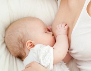 目を閉じおっぱいを飲む赤ちゃん