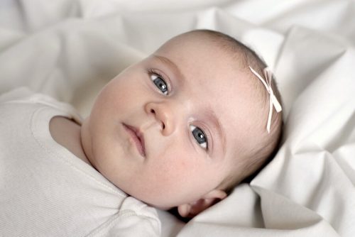 新生児の目の色がグレーなのはなぜ？