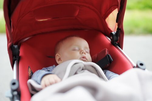 赤いベビーカーで眠る赤ちゃん