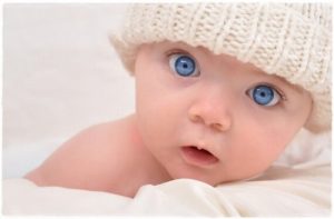 帽子をかぶった青い目の赤ちゃん