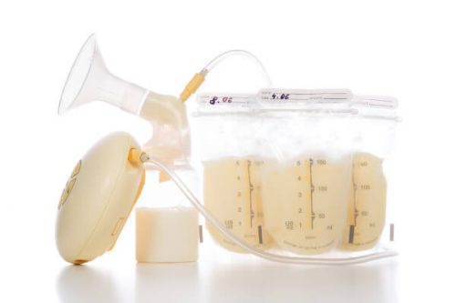 正しい搾乳のやり方と母乳の保存方法