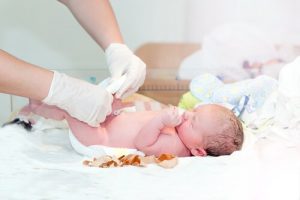 生まれた直後おむつを当てられる赤ちゃん