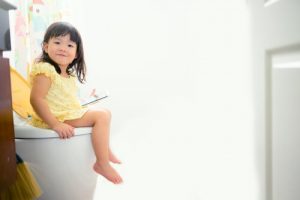 トイレに座る女の子
