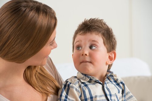 母親の目を見つめる男の子
