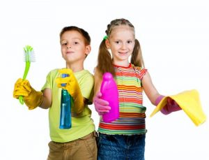 掃除道具を持つ子供たち