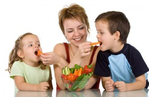 野菜を食べる子供とお母さん