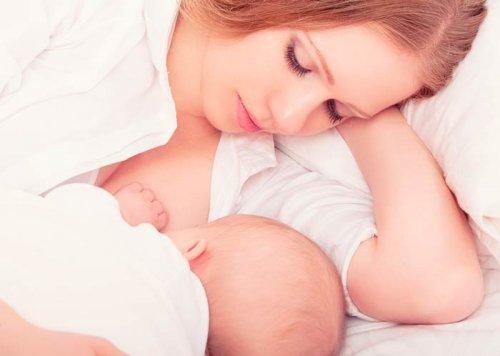 ベッドで授乳する母親